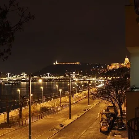 Vintage Panoramic Apartment